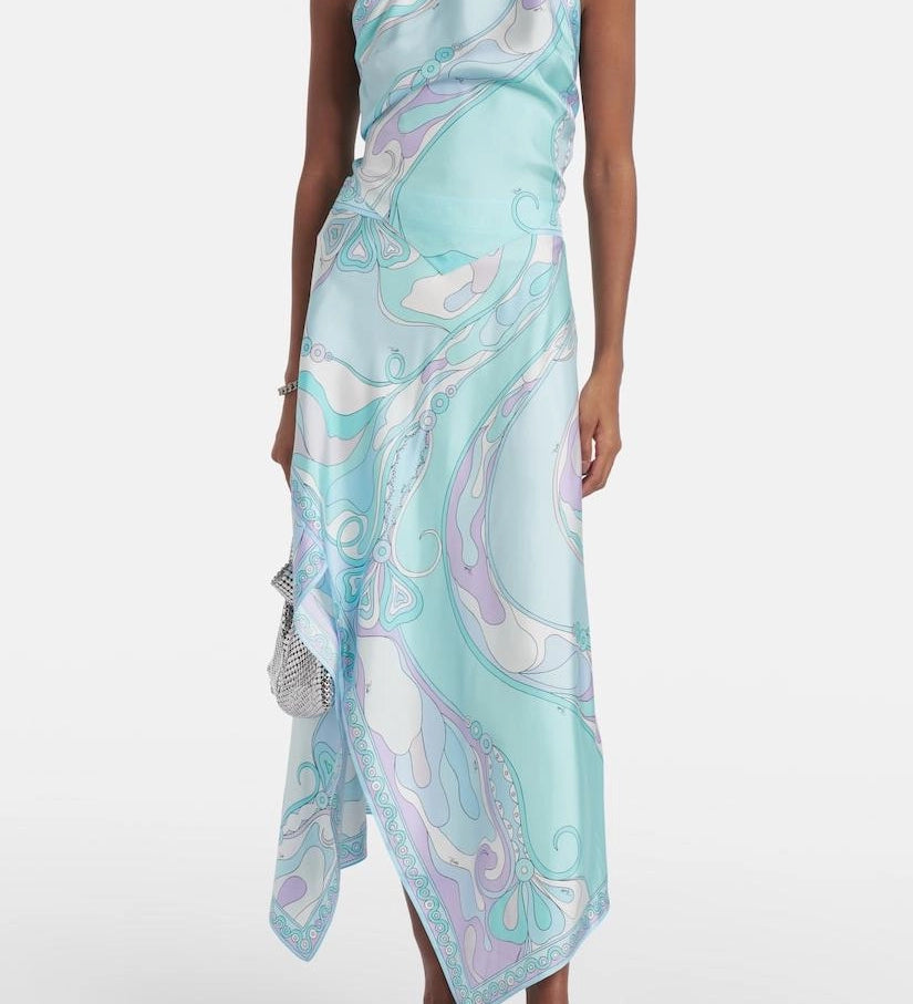 Zweiteiler aus Satin: Neckholder-Top & Midirock mit Tuchprint