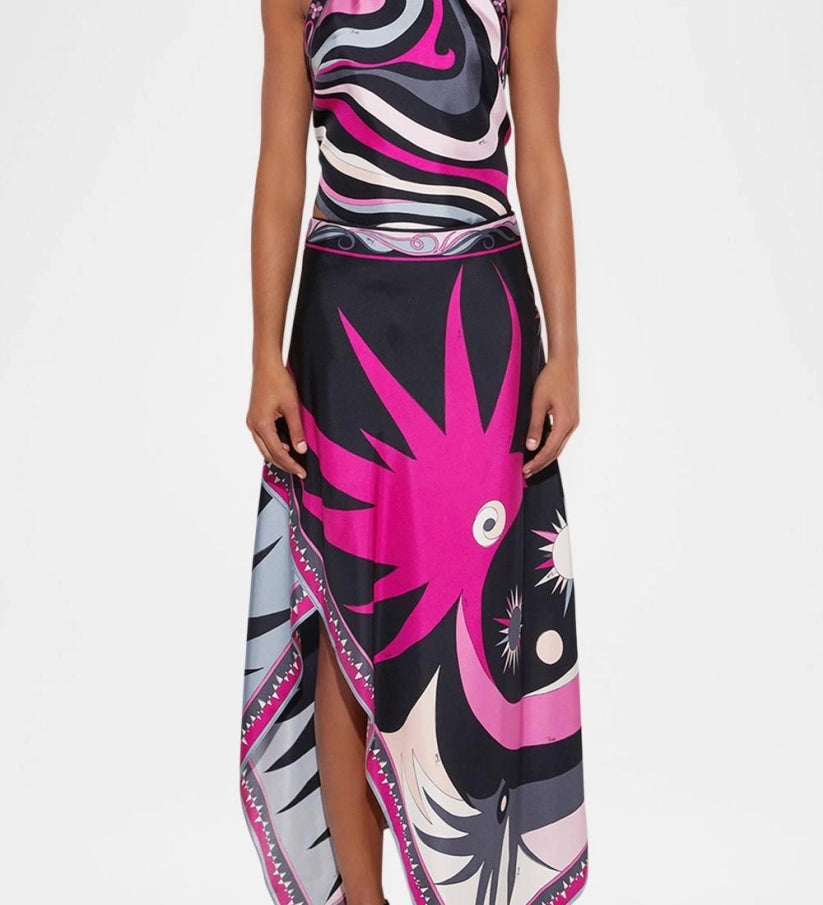 Zweiteiler aus Satin: Neckholder-Top & Midirock mit Tuchprint